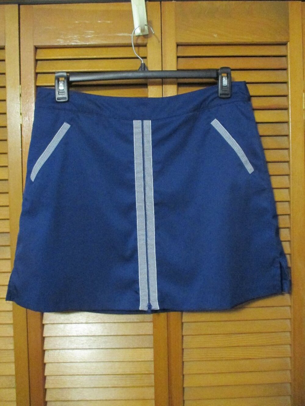 Lady Hagen skort navy blue and white full zipper front, pockets like new size 12